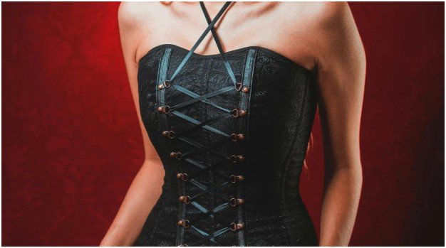 How do I pull off sheer and corsets without feeling exposed?