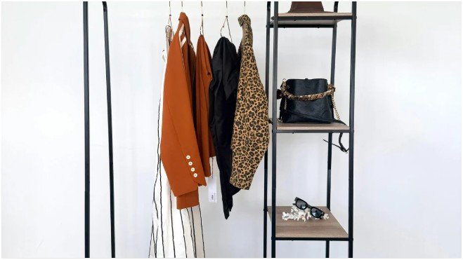 How Do You Choose the Right Pieces for a Minimalist Wardrobe?