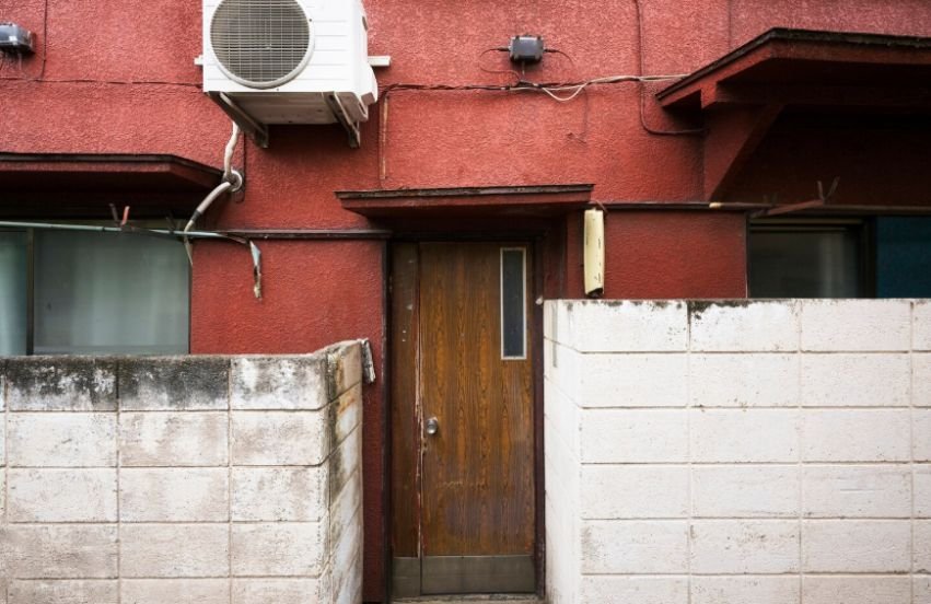 5 Exterior Warning Signs That Suggest a Home May Need New Gutters